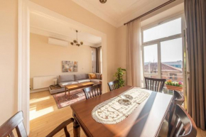 Elegant, spacious, quiet 3br near historic center
